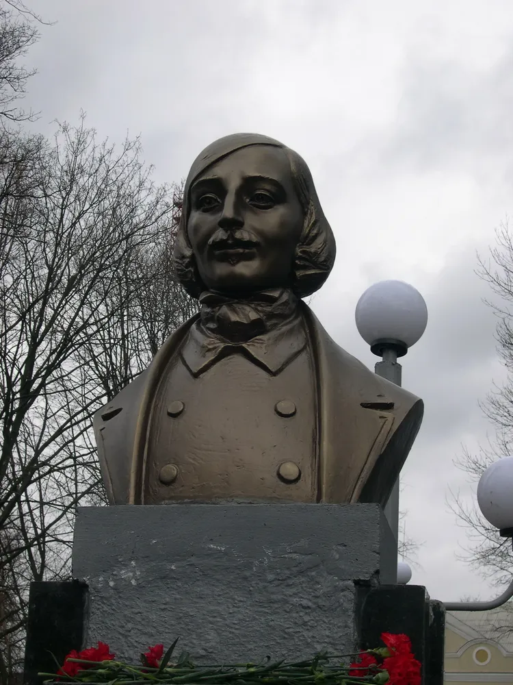 Погруддя М.Гоголю в cмт.Шишаки (Україна), 2009